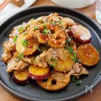 『れんこんとさつまいもと豚肉の甘辛ごま絡め』ご飯に合う♬