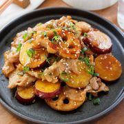 『れんこんとさつまいもと豚肉の甘辛ごま絡め』ご飯に合う♬