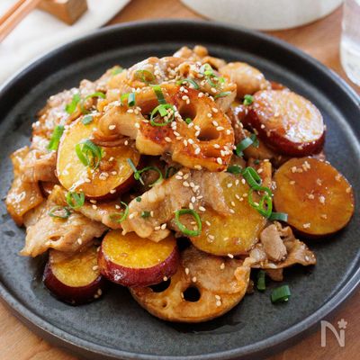 『れんこんとさつまいもと豚肉の甘辛ごま絡め』ご飯に合う♬