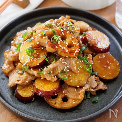 『れんこんとさつまいもと豚肉の甘辛ごま絡め』ご飯に合う♬