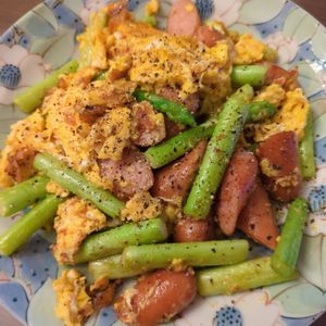 たりおの作ってみた!投稿(10分で爆速おかず♪【アスパラウインナーのふわたまマヨ炒め】)