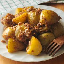 【新じゃがと豚ひき肉のうま辛炒め】レンチンで時短レシピ