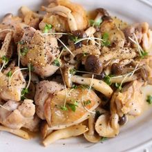 定番＊鶏肉としめじのガリバタペッパー醤油炒め