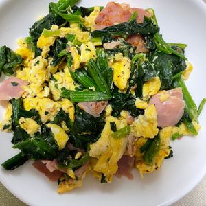 ハチワレの作ってみた!投稿(【ほうれん草と卵とベーコンのマヨ炒め】彩りおかず♡お弁当にも)