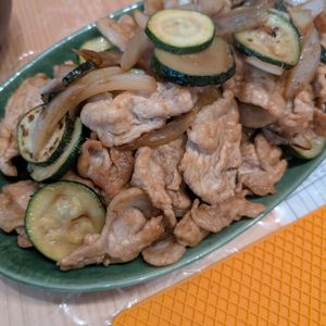 NYの作ってみた!投稿(調味料２つ♡豚こまとズッキーニの玉ねぎ生姜ポン酢炒め)