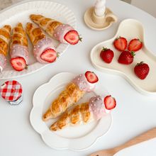 材料4つ いちごチョコパイコロネ