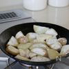 簡単で美味しい【新じゃがとブロッコリーのコンソメチーズ炒め】の工程7