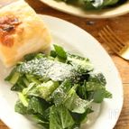 オリーブオイルとチーズで味わう！小松菜の洋風サラダ