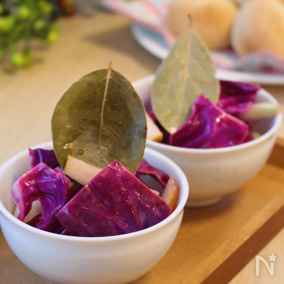 紫キャベツとりんごのピクルス。