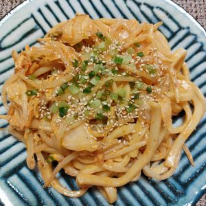 よっこの作ってみた!投稿(【もやしとキムチのマヨ醤油焼うどん】包丁不要！節約にも！)