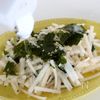 【3分で完成】あと1品に便利！大根と海苔のコク旨サラダの工程4