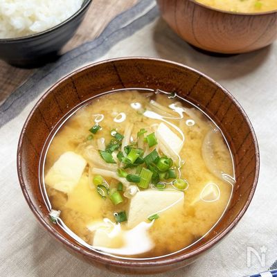 玉ねぎとえのきと豆腐の味噌汁*野菜のうま味ダシがきいてる~♪