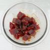 ［塩マグロとアボカドのユッケ］切って味付けして盛り付けるだけの工程3