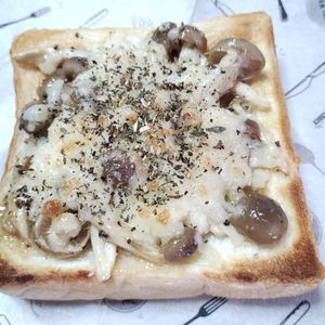 M＊Pの作ってみた!投稿(秋のおかずパン♡【しめじのガーリックチーズトースト】)
