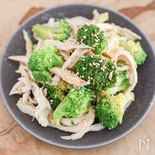 タンパク質たっぷり！むね肉とブロッコリーのサラダ