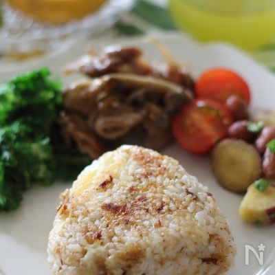 ふっくらふわふわの【おかかチーズ焼きおにぎり】