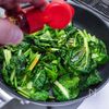 実家で育てた青菜で作るごま風味炒めの工程3