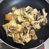 やみつき♡【厚揚げときのこのオイマヨ炒め】旨みたっぷりの工程2