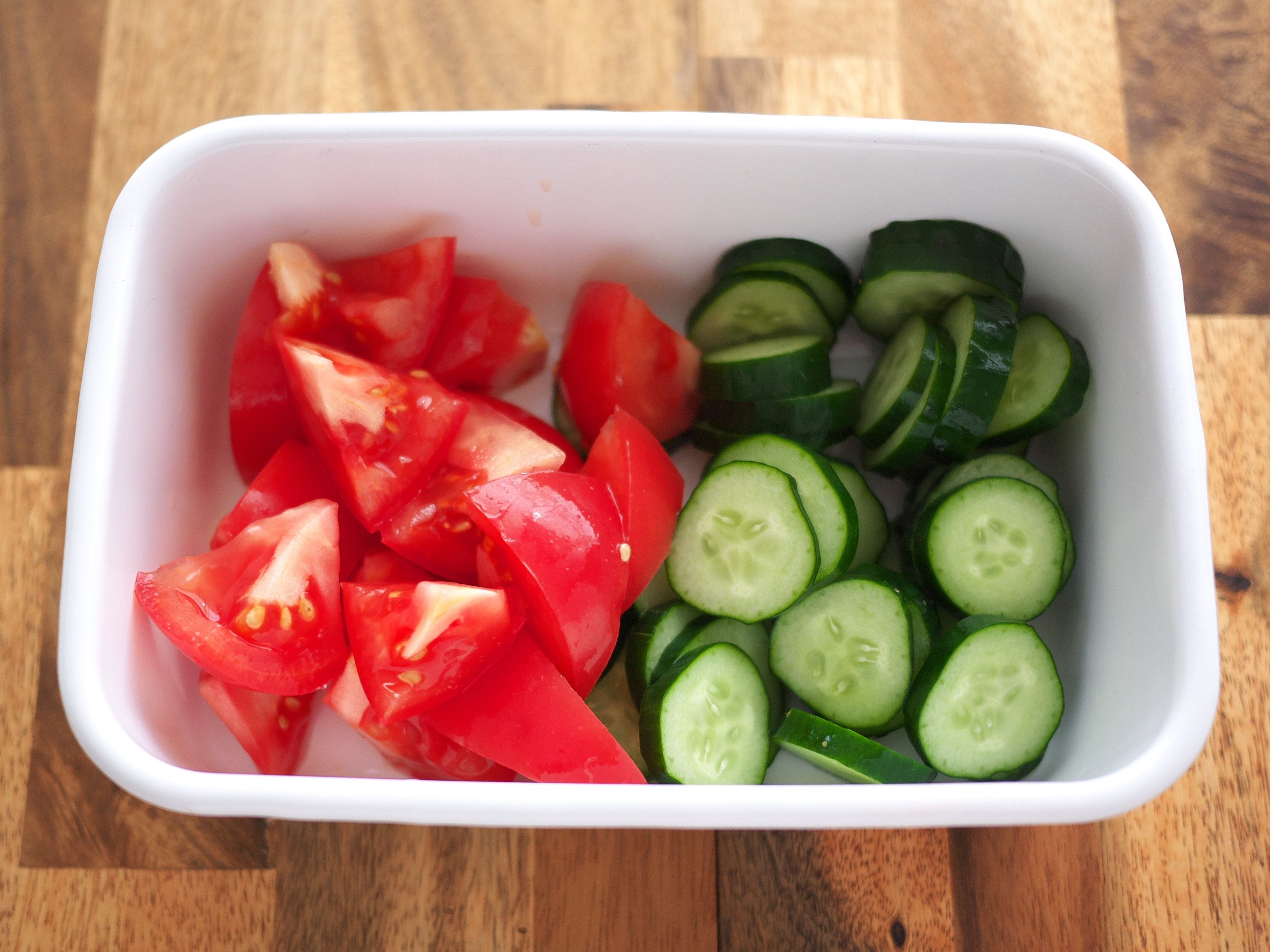 切って漬けるだけ簡単！『トマトときゅうりの夏野菜だし漬け