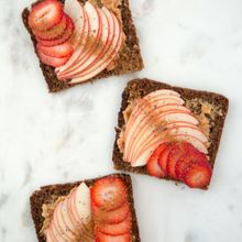 いちごとりんごとピーナッツバターのトースト