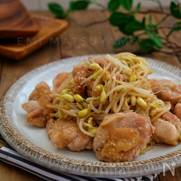 ジューシーチキンと豆もやしのごま炒め＊