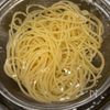切って混ぜるだけ【冷製にらパスタ】の工程3