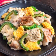 『おうち居酒屋風♪』ゴーヤと豚肉と豆腐の塩ニンニク炒め