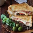 モッツアレラとトマトのフライパンホットサンド。