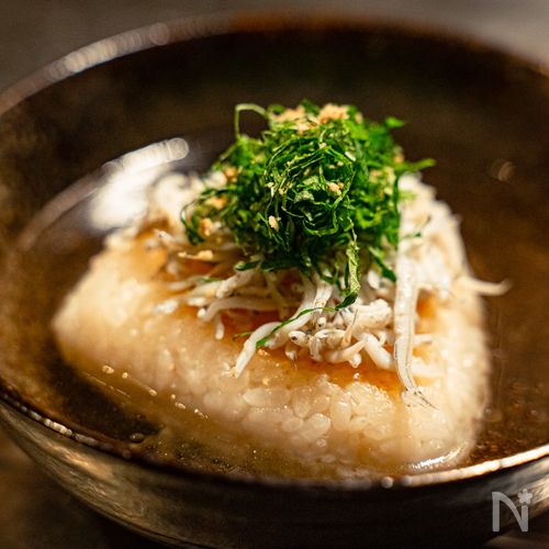 うま味たっぷり！焼きおにぎりとしらすの贅沢だし茶漬け