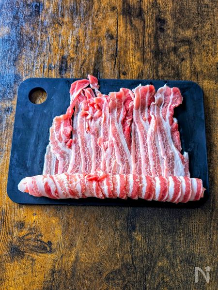 豚バラ薄切り肉を重なるように並べて端から巻いていく