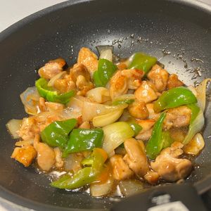 しーちゃんの作ってみた!投稿(行列の中華屋さんの🍚鶏肉のオイスターバター黒胡椒炒め🤩)