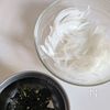 5分・おつまみ小鉢【新玉ねぎのカニカマわかめの三杯酢和え】の工程1