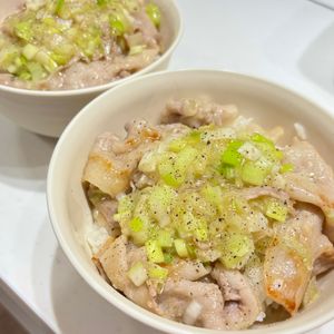 にょいにょいの作ってみた!投稿(10分で激うま♪【やみつきネギ塩豚丼】)