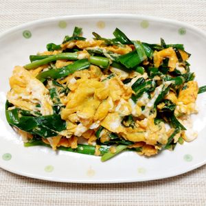 よっこの作ってみた!投稿(【ニラ玉炒め】5分 味付け一つ、免疫力向上、花粉症対策に)