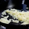 とろ~り半熟卵をのせて『極上オープンオムライス』の工程3