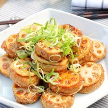 黒酢だれが食欲をそそる♪れんこんと豚ひき肉のはさみ焼き