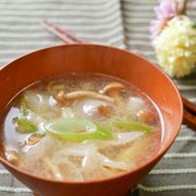 なめこの出汁がイイ！なめこと長ネギの味噌汁