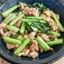 白いごはんと一緒に!豚バラ肉と小松菜のオイスターソース炒め