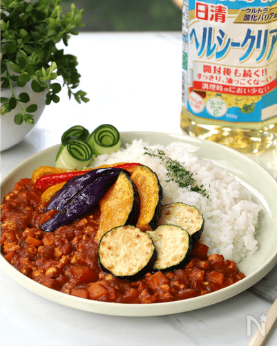定番の麺やカレーも!旬の「素揚げ野菜」をのせるだけで、さらにおいしく!