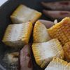ジョンソンヴィルと焼きとうもろこしの【梅バターグリル】の工程3