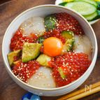 ごま油香る♪ほたてとアボカドのいくら丼