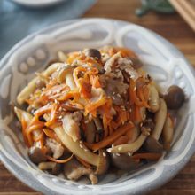 簡単、時短10分副菜【しめじとにんじんのきんぴら】