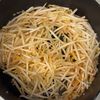 お鍋で3分《味噌ラーメン風♡もやしスープ》の工程1