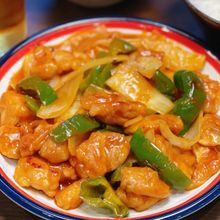【鶏肉と玉ねぎピーマンのチリソース炒め】ボリュームおかず♪
