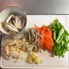 五目野菜とひき肉のこくうま味噌炒めの下準備