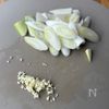 味付けは白だしだけ!しらすとネギの和風アヒージョの下準備