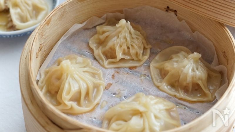 【特大小籠包】【60gx10個）蒸すと驚くほど大きく膨らみます！肉汁溢れる絶品！ 肉汁ジュワ〜っと溢れる「小籠包」 | レシピサイトNadia