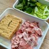 ごはんが恋しくなる♪【豚こまと厚揚げの甘辛炒め煮】の工程1