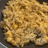 卵だけで大満足！家族がハマる【たまご炒飯】の工程4