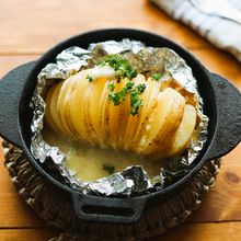 モッツァレラチーズとカレーのハッセルバックポテト